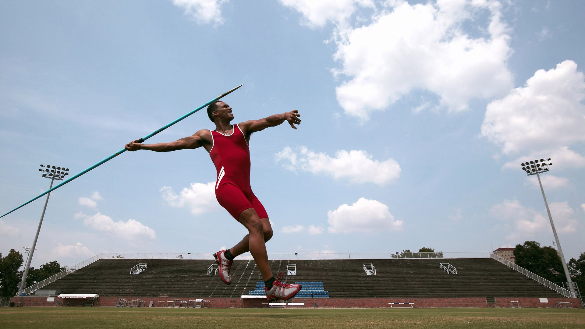 铁闸霍勒迪锁死利拉德，马刺关键战险胜开拓者迎突围曙光