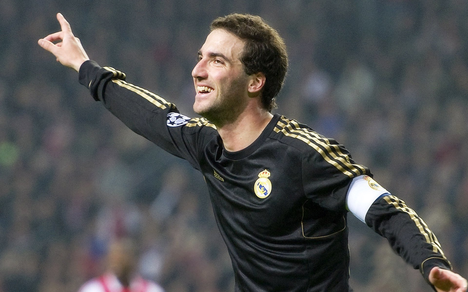 街道上的狂飙与远方的终场哨，当F1引擎轰鸣遇见南非的足球传奇